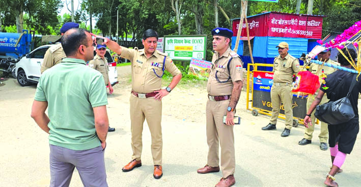 निरीक्षण के दौरान डीएम व एसएसपी निरीक्षण के दौरान डीएम व एसएसपी