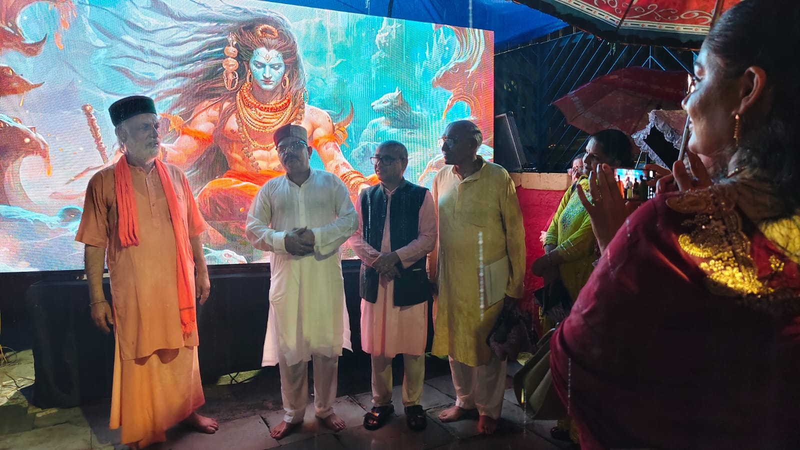 एकादश रूद्र मंदिर में ब्यास आरती के विमोचन के अवसर पर। एकादश रूद्र मंदिर में ब्यास आरती के विमोचन के अवसर पर।