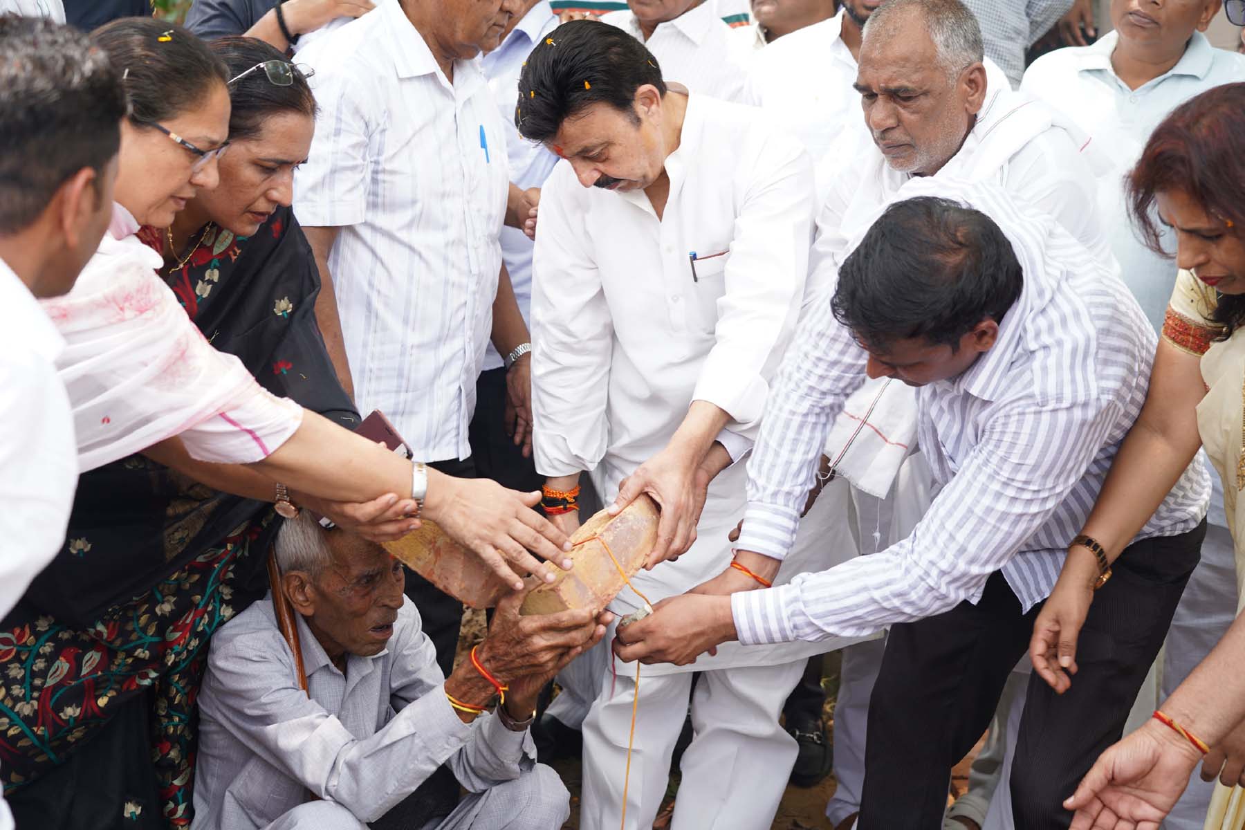 गुरुग्राम के फर्रुखनगर खंड के ग्राम बुढेड़ा में राजकीय विद्यालय के भवन की आधारशिला रखते मंत्री राव नरबीर सिंह। गुरुग्राम के फर्रुखनगर खंड के ग्राम बुढेड़ा में राजकीय विद्यालय के भवन की आधारशिला रखते मंत्री राव नरबीर सिंह।
