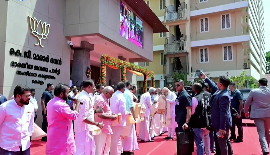 तिरुवनंतपुरम में भाजपा कार्यालय के उद्घाटन अवसर पर गृह मंत्री अमित शाह एवं अन्य तिरुवनंतपुरम में भाजपा कार्यालय के उद्घाटन अवसर पर गृह मंत्री अमित शाह एवं अन्य