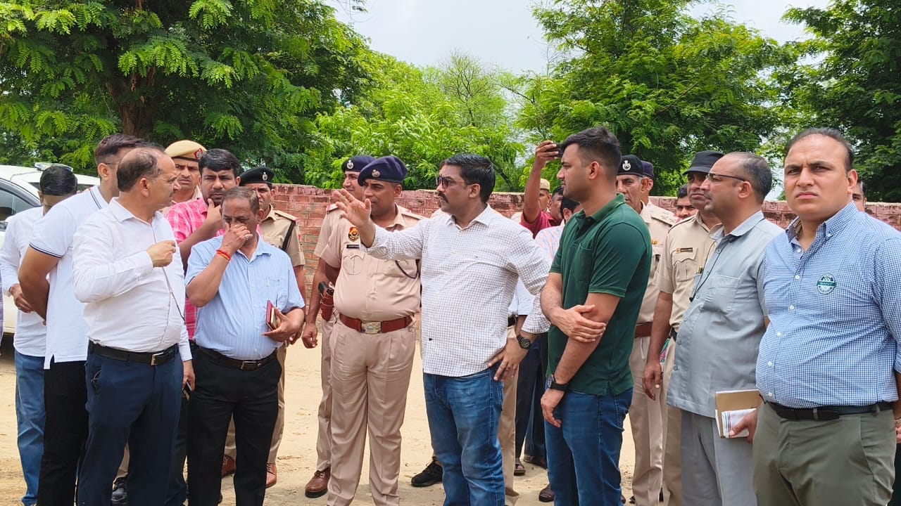 सीएम दौरे को लेकर अधिकारियों को दिशा-निर्देश देते हुए डीसी। सीएम दौरे को लेकर अधिकारियों को दिशा-निर्देश देते हुए डीसी।