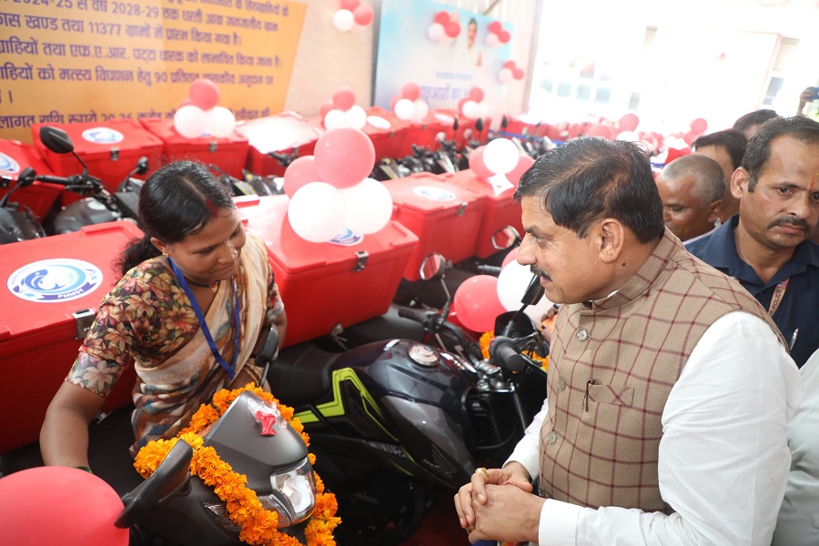 मुख्यमंत्री डॉ. मोहन यादव ने मत्स्य पालकों को बांटी आइस बॉक्स युक्त मोटर साइकिल मुख्यमंत्री डॉ. मोहन यादव ने मत्स्य पालकों को बांटी आइस बॉक्स युक्त मोटर साइकिल