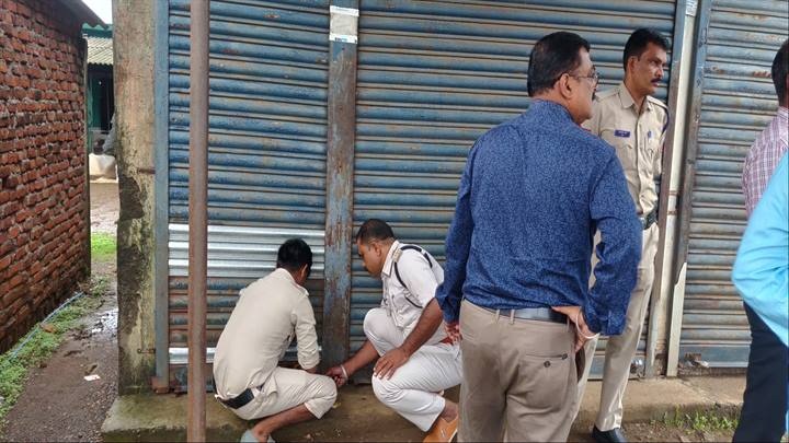 मंडलाः बीजाडांडी में चार झोलाछाप डॉक्टरों की नियम विरूद्ध चल रही क्लीनिक सील