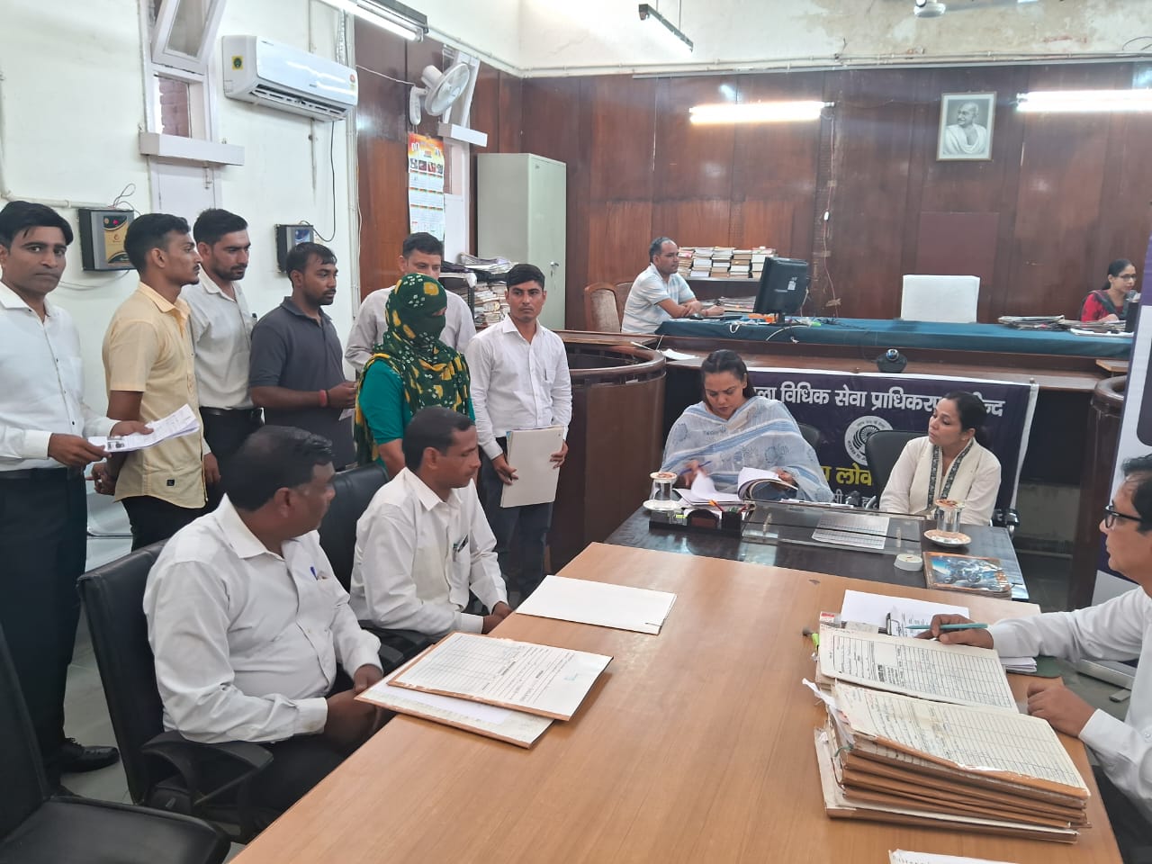 मामलों का निपटान करते हुए अदालत। मामलों का निपटान करते हुए अदालत।