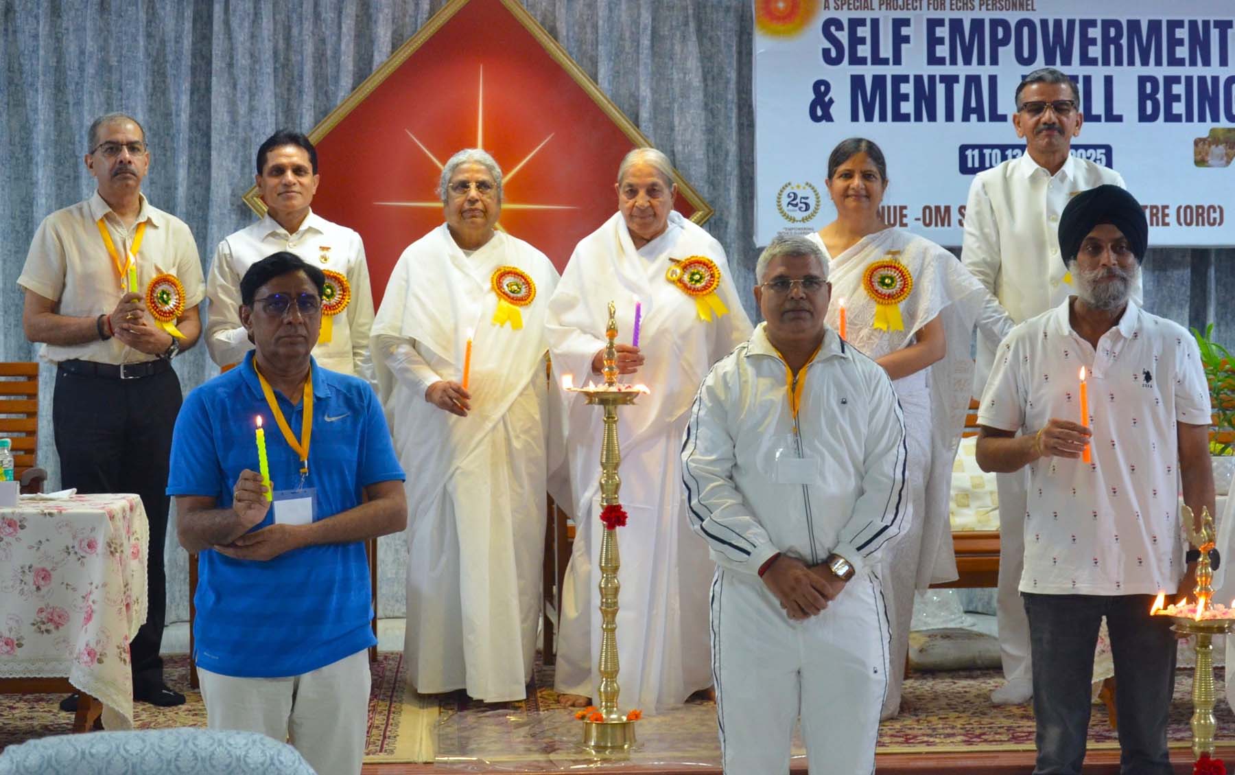 ओम शांति रिट्रीट सेंटर में कार्यक्रम का दीप प्रज्वलित कर उद्घाटन करते हुए नौसेना के पूर्व वाइस एडमिरल सतीश कुमार नामदेव घोरपडे व अन्य अतिथि।