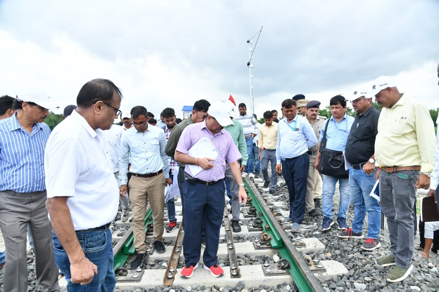 असमः अररिया-गलगलिया बीजी लाइन के सीआरएस निरीक्षण का दृश्य असमः अररिया-गलगलिया बीजी लाइन के सीआरएस निरीक्षण का दृश्य