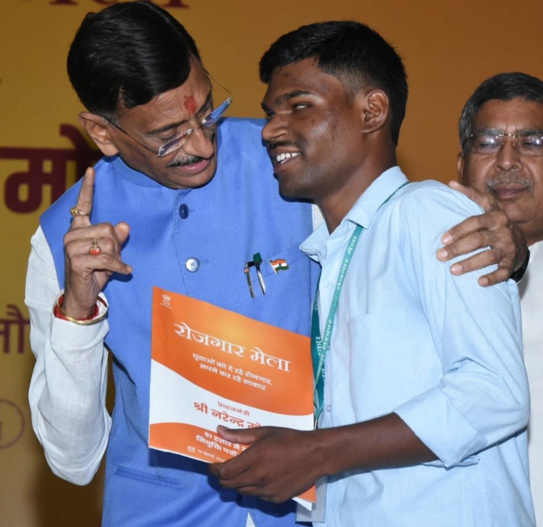 केंद्रीय रक्षा राज्य मंत्री नियुक्ति पत्र देते हुए केंद्रीय रक्षा राज्य मंत्री नियुक्ति पत्र देते हुए