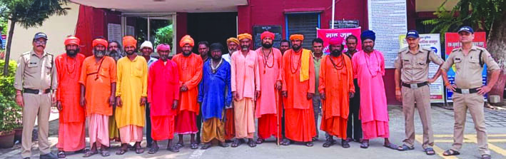 पुलिस गिरफ्त में फर्जी बाबा वेशधारी