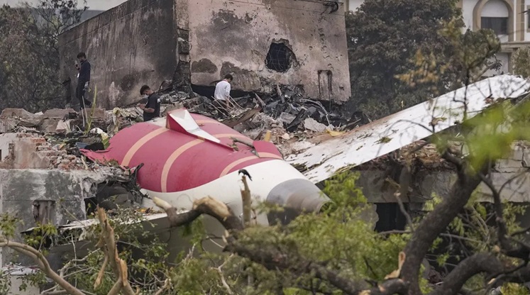 यह विमान हादसा इसी साल 12 जून को गुजरात के अहमदाबाद में हुआ था। यह विमान हादसा इसी साल 12 जून को गुजरात के अहमदाबाद में हुआ था।