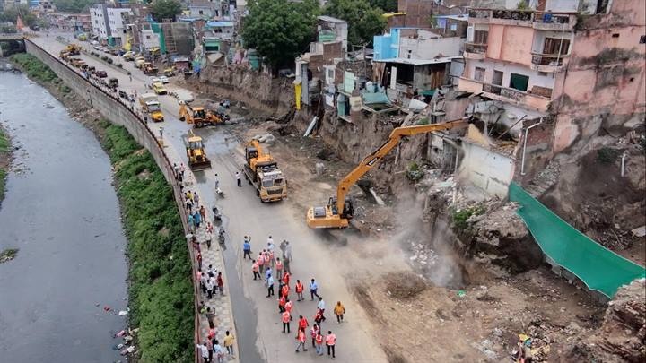इंदौरः निगम द्वारा 18 जर्जर मकानों पर की रिमूवल की कार्रवाई इंदौरः निगम द्वारा 18 जर्जर मकानों पर की रिमूवल की कार्रवाई