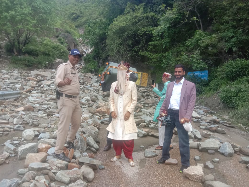 मलबे से होकर जाते हुए दुल्हा व उसके साथी मलबे से होकर जाते हुए दुल्हा व उसके साथी