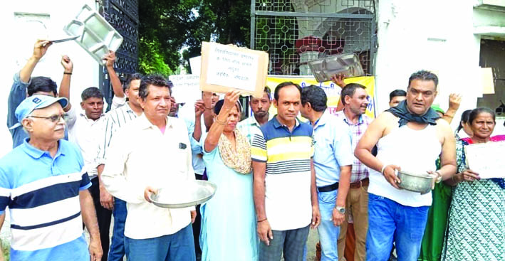 प्रदर्शन करते कर्मचारी प्रदर्शन करते कर्मचारी