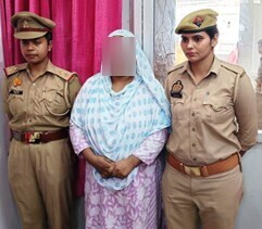 पकड़ी गई आरोपित महिला पकड़ी गई आरोपित महिला