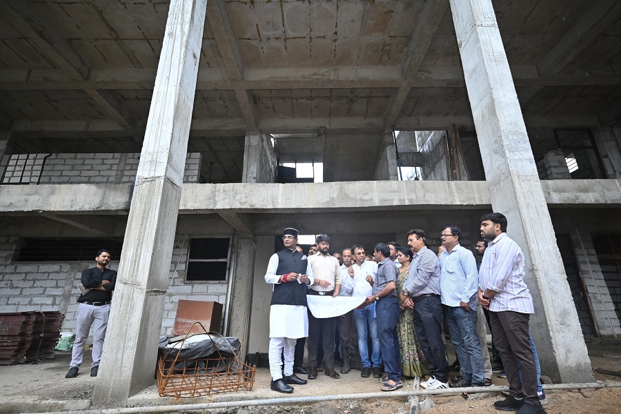 सांदीपनि विद्यालय का निरीक्षण करते हुए मंत्री विश्वास कैलाश सारंग सांदीपनि विद्यालय का निरीक्षण करते हुए मंत्री विश्वास कैलाश सारंग