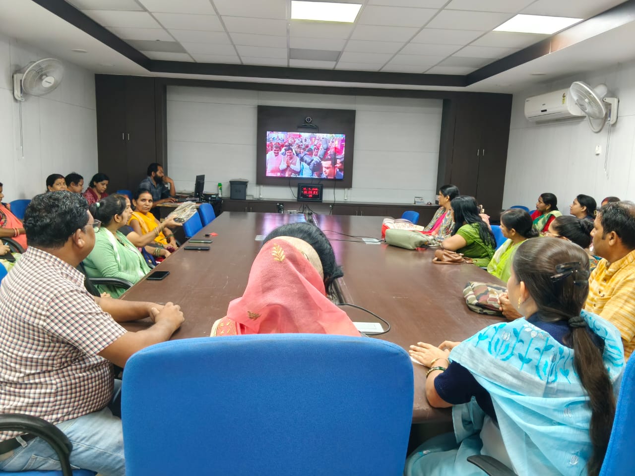 कलेक्ट्रेट स्थित एनआईसी कक्ष में जिला पंचायत अध्यक्ष सहित कलेक्ट्रेट स्थित एनआईसी कक्ष में जिला पंचायत अध्यक्ष सहित