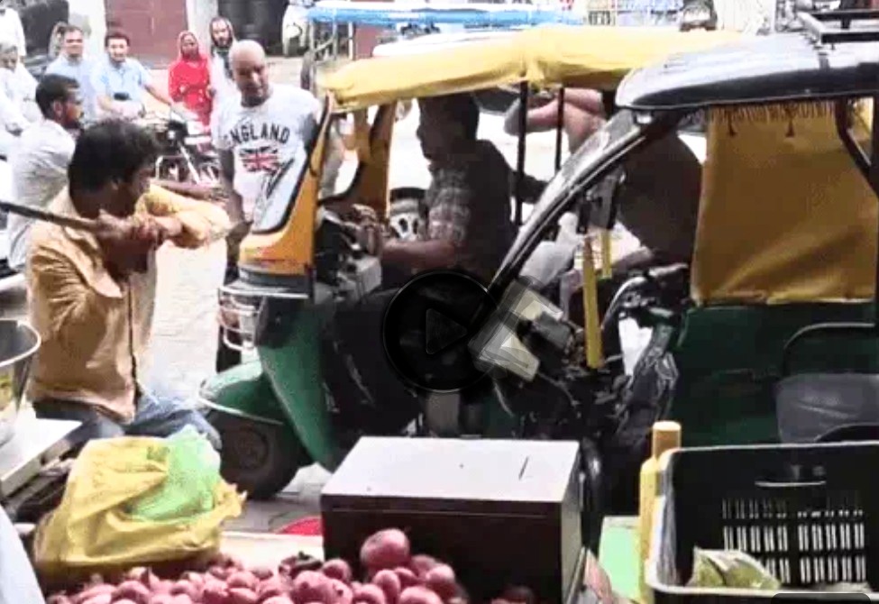 समालखा में ऑटो चालक को दोनों तरफ से लाठी-डंडों से पीटते हुए बदमाश। समालखा में ऑटो चालक को दोनों तरफ से लाठी-डंडों से पीटते हुए बदमाश।