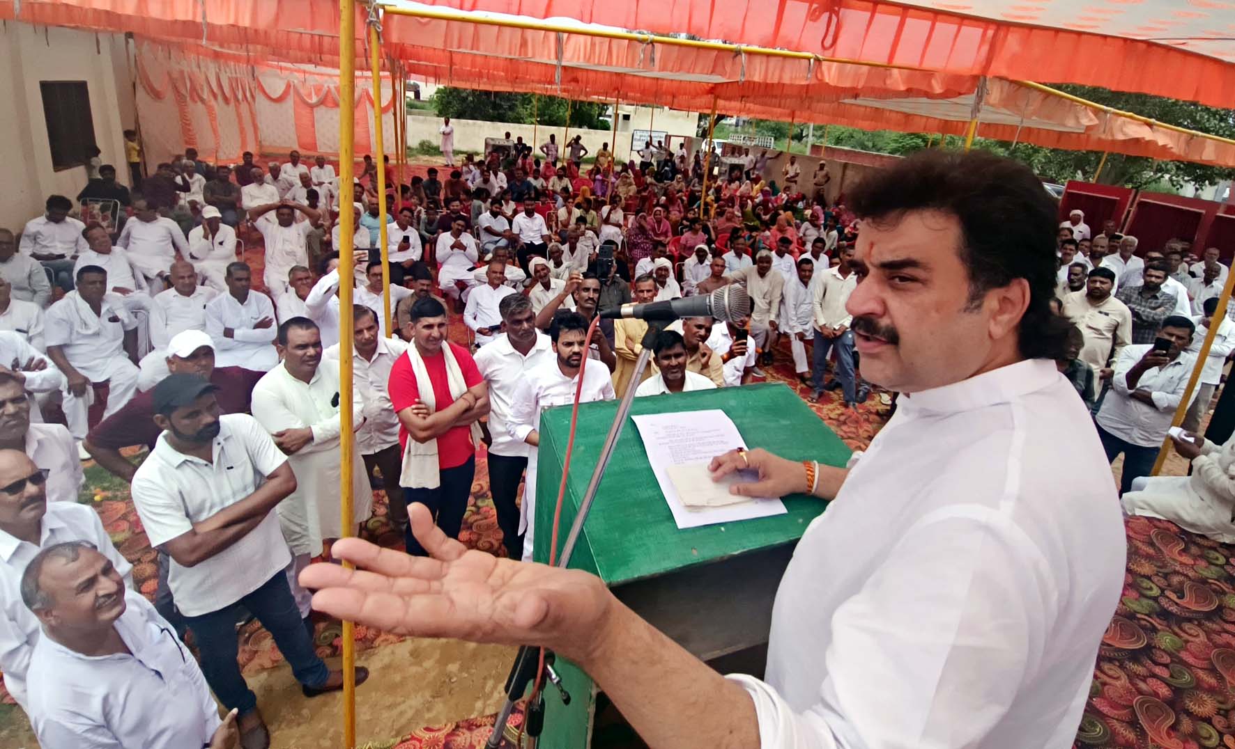 नलवा क्षेत्र में जनसभा को संबोधित करते पूर्व सांसद कुलदीप बिश्नोई। नलवा क्षेत्र में जनसभा को संबोधित करते पूर्व सांसद कुलदीप बिश्नोई।