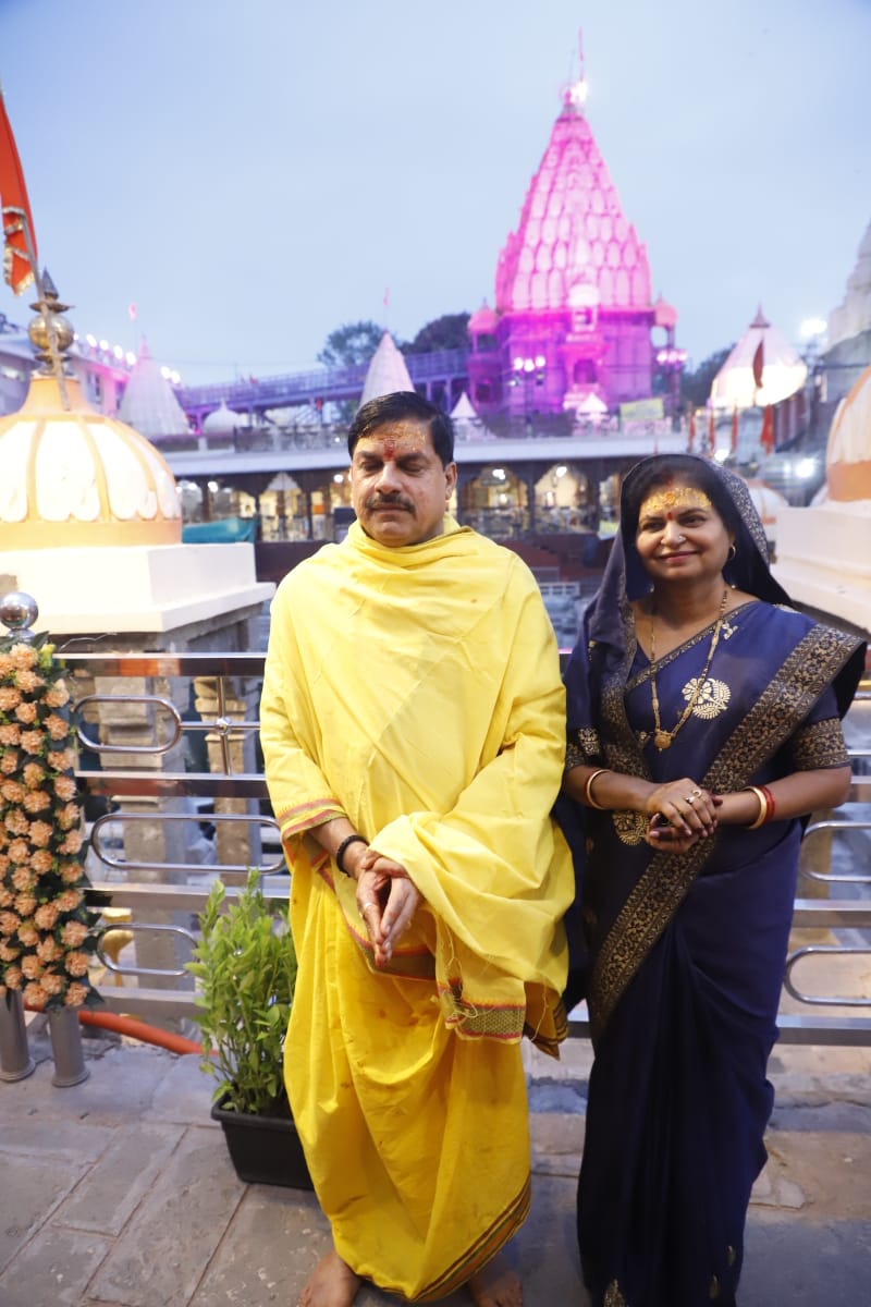 मंदिर में फ़ोटो भी करवाया मंदिर में फ़ोटो भी करवाया