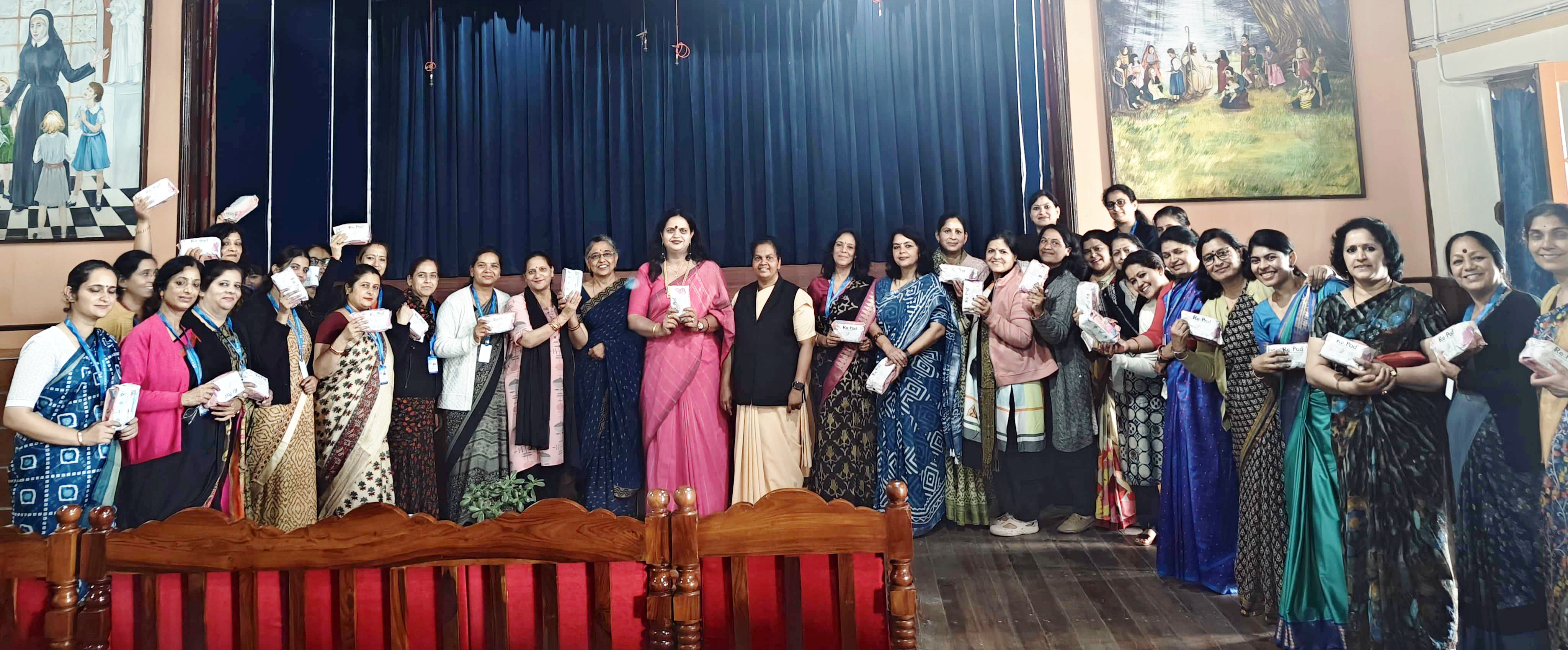 दो वर्ष तक पुर्नप्रयोग योग्य पैडों के साथ विद्यालय की शिक्षिकाएं। दो वर्ष तक पुर्नप्रयोग योग्य पैडों के साथ विद्यालय की शिक्षिकाएं।