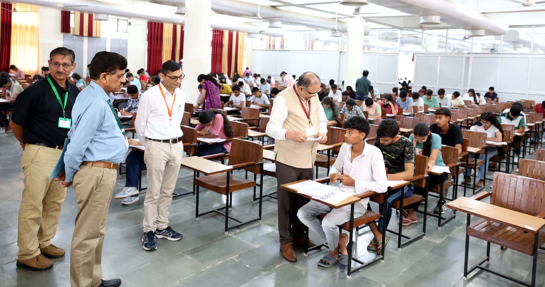 कुलपति प्रो. बीआर कम्बोज परीक्षा केंद्र का निरीक्षण करते हुए। कुलपति प्रो. बीआर कम्बोज परीक्षा केंद्र का निरीक्षण करते हुए।