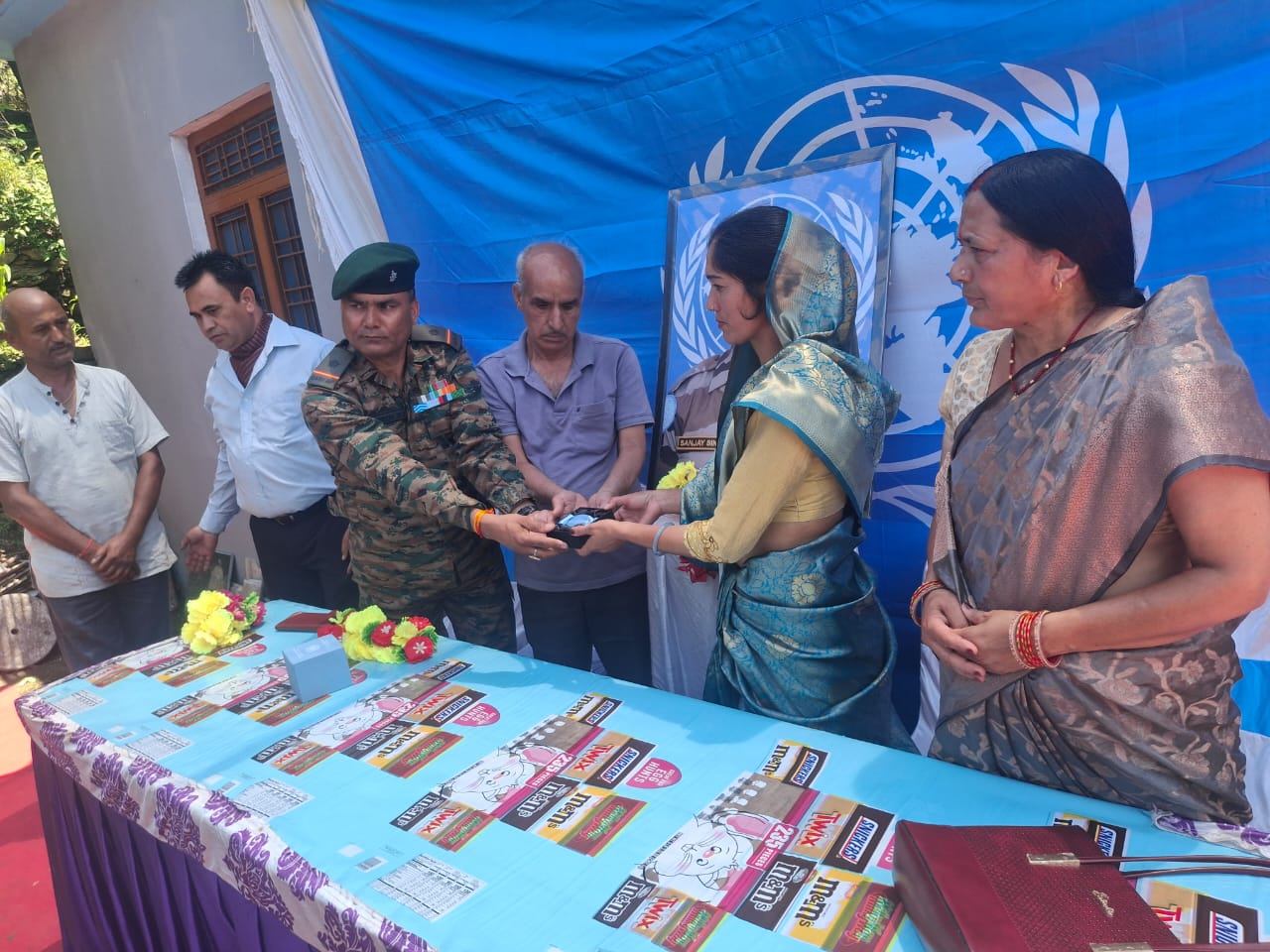 डैग हैमरस्काॅल्ड पदक ग्रहण करते हुए बलिदानी के पिता व उनकी पत्नी।