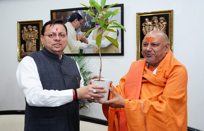 मुख्यमंत्री पुष्कर सिंह धामी से मुख्यमंत्री आवास में महामंडलेश्वर स्वामी यतींद्रानंद गिरी महाराज भेंट करते। मुख्यमंत्री पुष्कर सिंह धामी से मुख्यमंत्री आवास में महामंडलेश्वर स्वामी यतींद्रानंद गिरी महाराज भेंट करते।