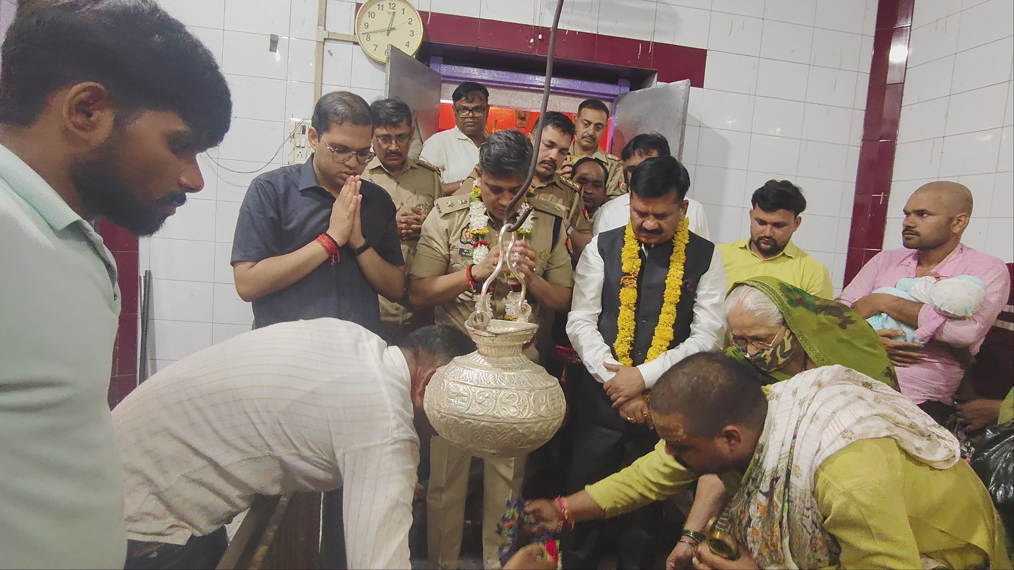 त्रिलोचन महादेव मंदिर में पूजा करते हुए डीएम एसपी सीडीओ