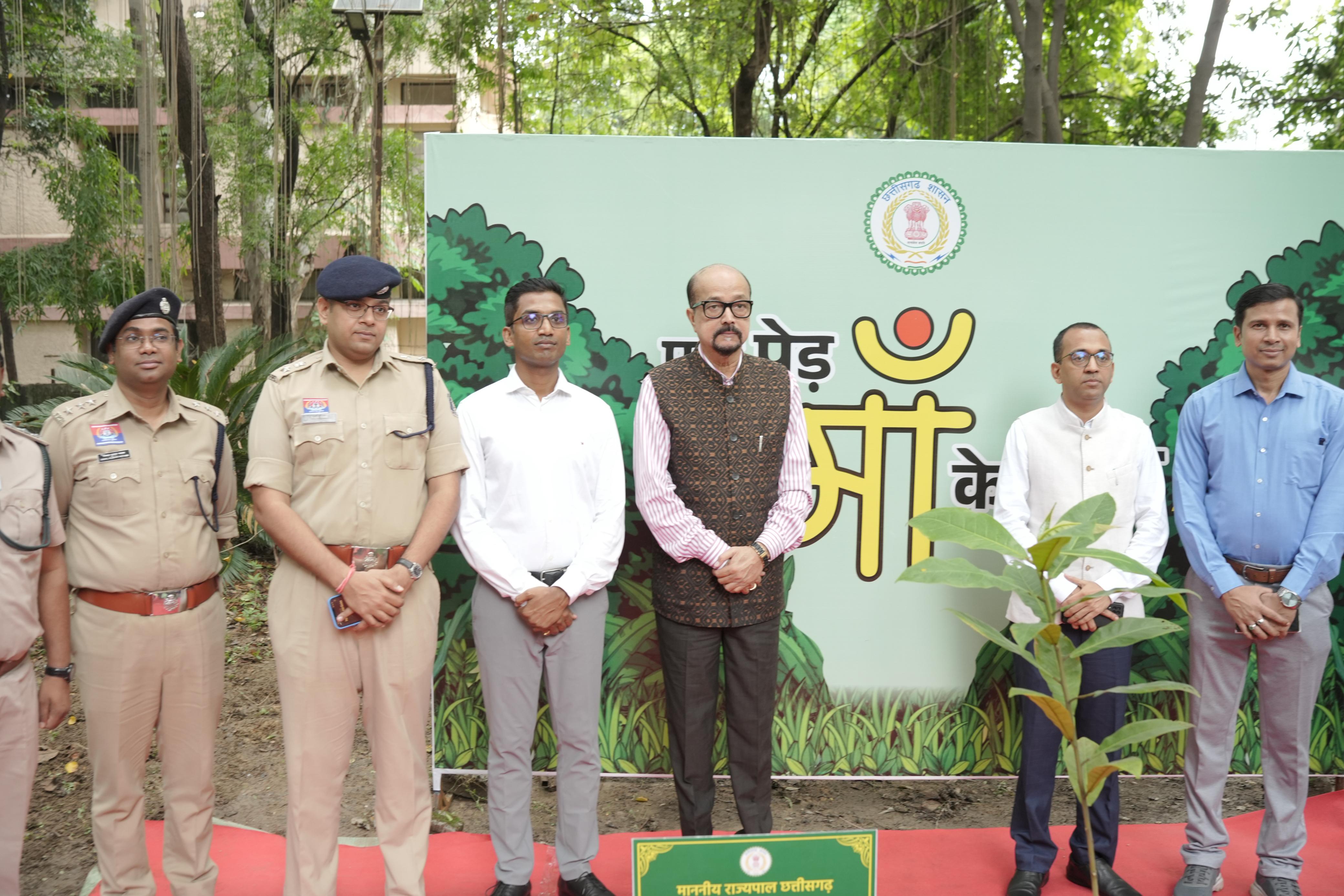 राज्यपाल रमेन डेका ने ‘एक पेड़ माँ के नाम’ अभियान के तहत किया पौधारोपण, पर्यावरण संरक्षण का दिया संदेश राज्यपाल रमेन डेका ने ‘एक पेड़ माँ के नाम’ अभियान के तहत किया पौधारोपण, पर्यावरण संरक्षण का दिया संदेश