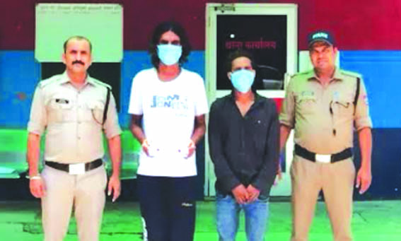 पुलिस गिरफ्त में आरोपित पुलिस गिरफ्त में आरोपित