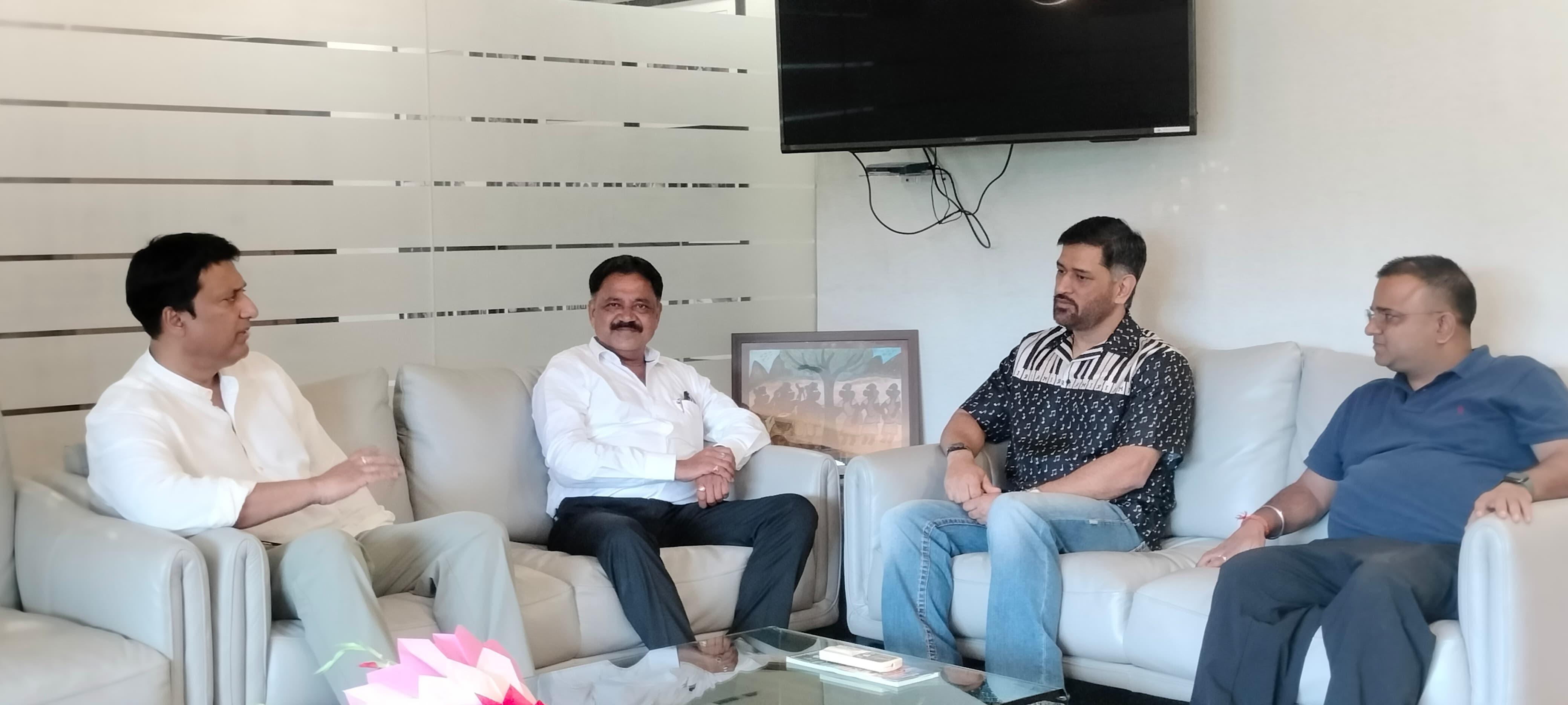 धोनी से मुलाकात करते मंत्री सुदिव्य सोनू धोनी से मुलाकात करते मंत्री सुदिव्य सोनू