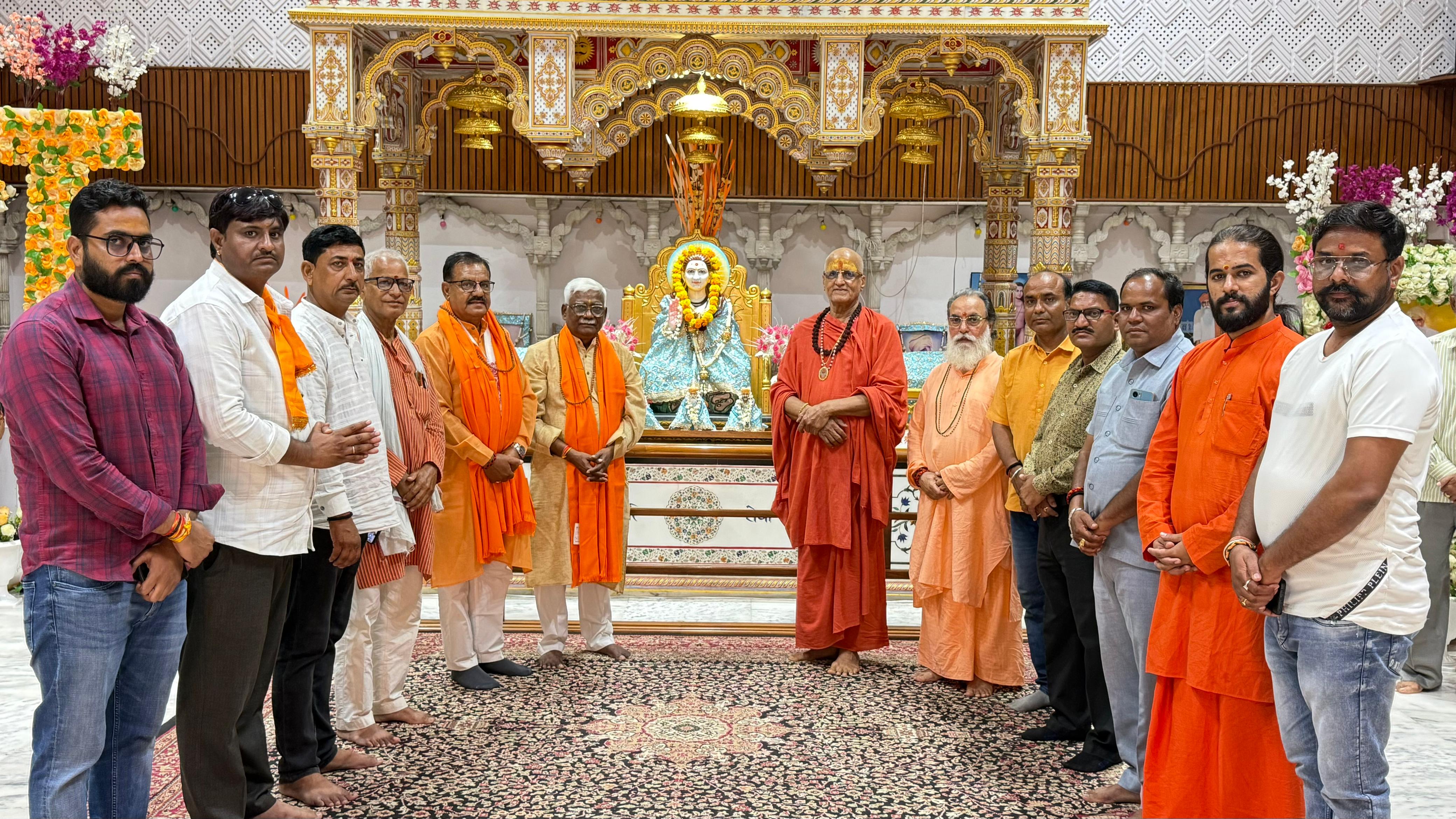 हरिशेवा धाम से गूंजी समरसता की आवाज- एक मंदिर, एक श्मशान, एक पनघट का संकल्प हरिशेवा धाम से गूंजी समरसता की आवाज- एक मंदिर, एक श्मशान, एक पनघट का संकल्प