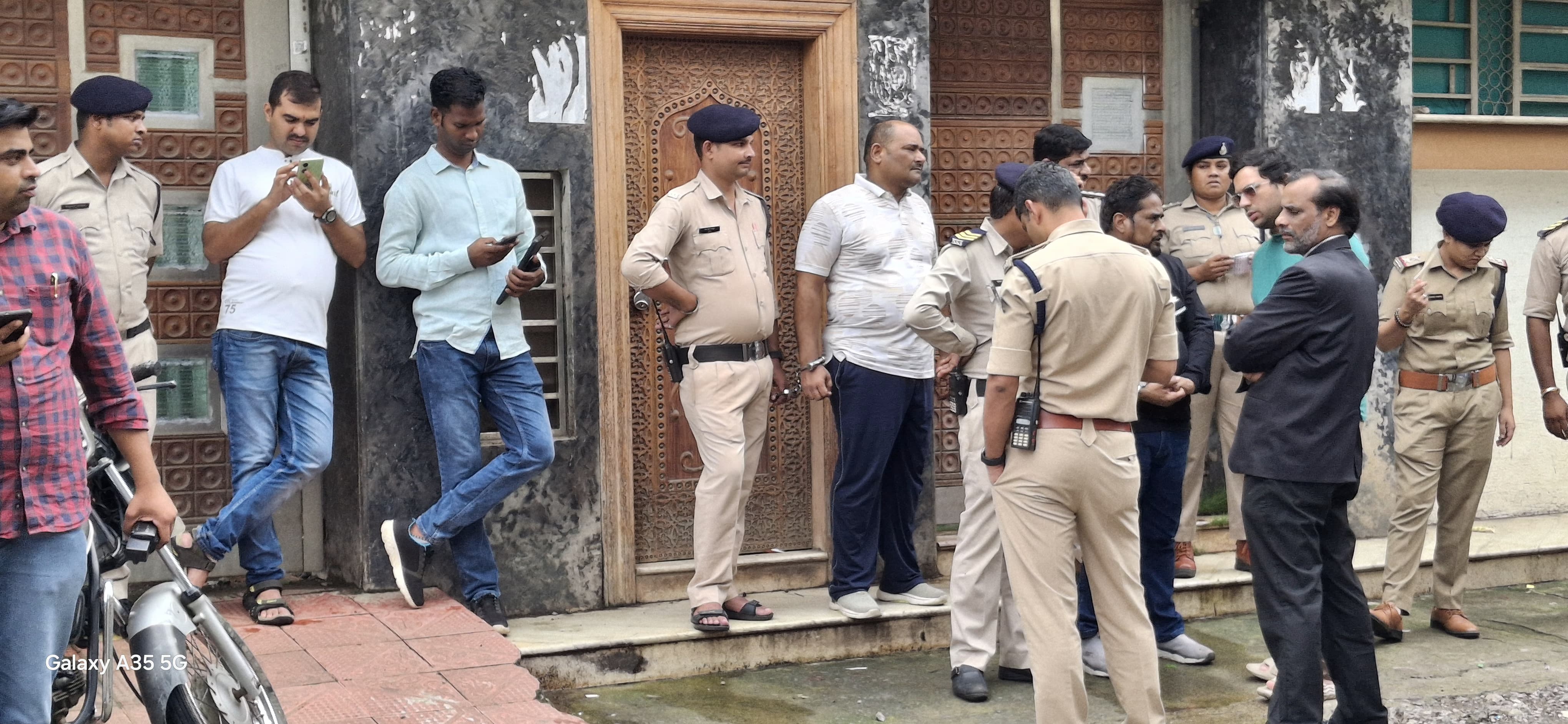 हिस्ट्रीशीटर रज्जाक पहलवान के घर पुलिस की सर्चिंग शुरू हिस्ट्रीशीटर रज्जाक पहलवान के घर पुलिस की सर्चिंग शुरू