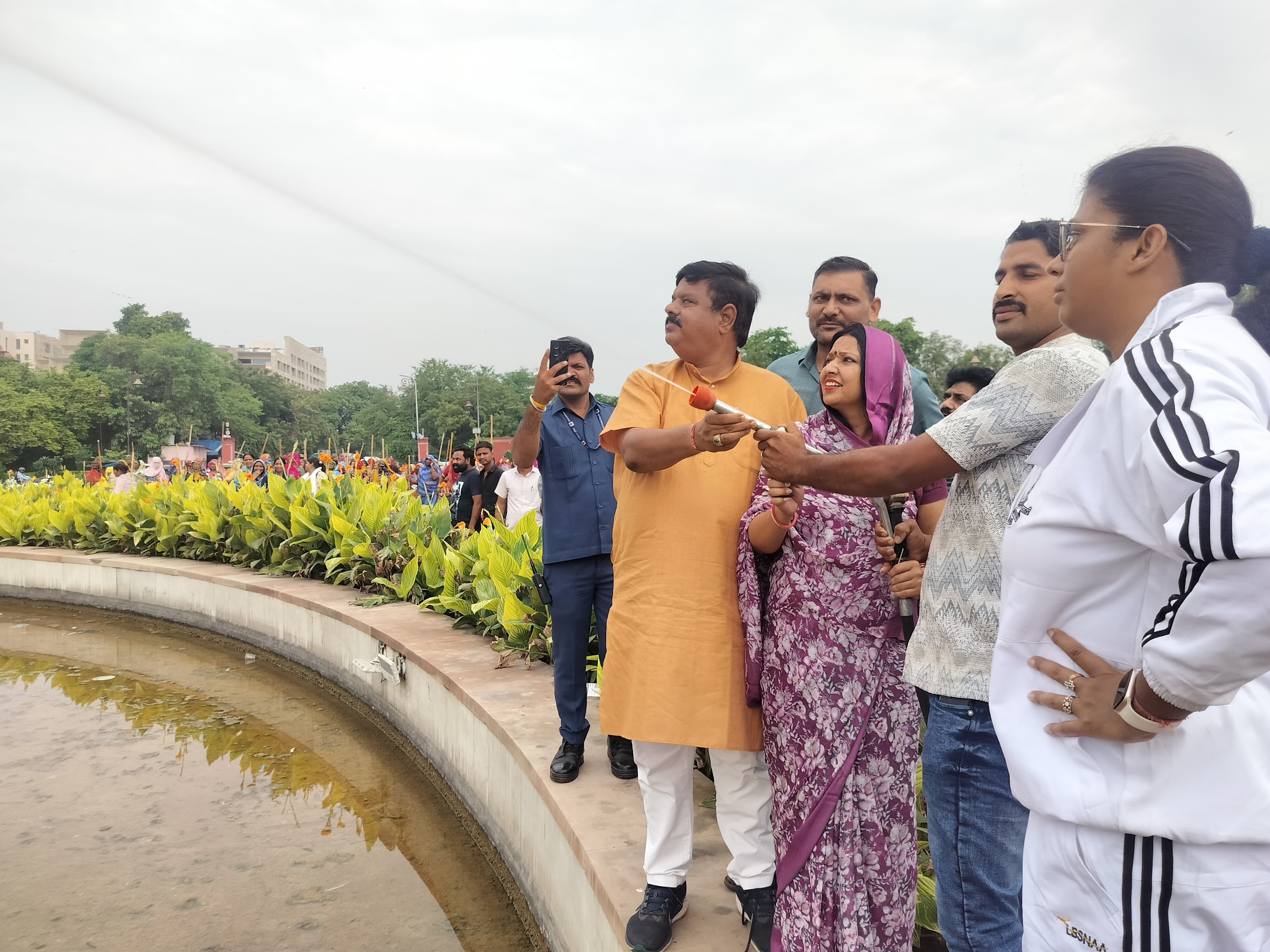 हेरिटेज निगम महापौर कुसुम यादव और आयुक्त ने झाड़ू थाम की सफाई हेरिटेज निगम महापौर कुसुम यादव और आयुक्त ने झाड़ू थाम की सफाई