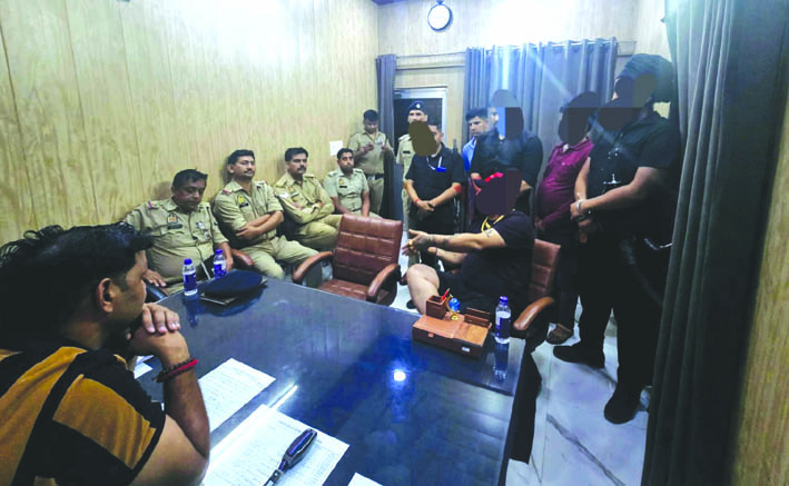 पुलिस गिरफ्त में आरोपित पुलिस गिरफ्त में आरोपित
