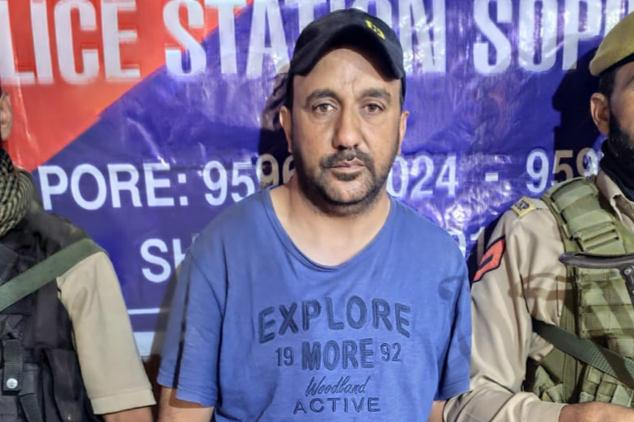 पुलिस ने जबरन वसूली के आरोप में सोपोर से एक व्यक्ति को किया गिरफ्तार पुलिस ने जबरन वसूली के आरोप में सोपोर से एक व्यक्ति को किया गिरफ्तार