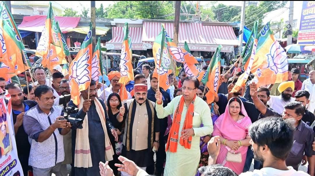 जागरूकता रथ को रवाना करते मंत्री जीवेश मिश्रा व सांसद जागरूकता रथ को रवाना करते मंत्री जीवेश मिश्रा व सांसद