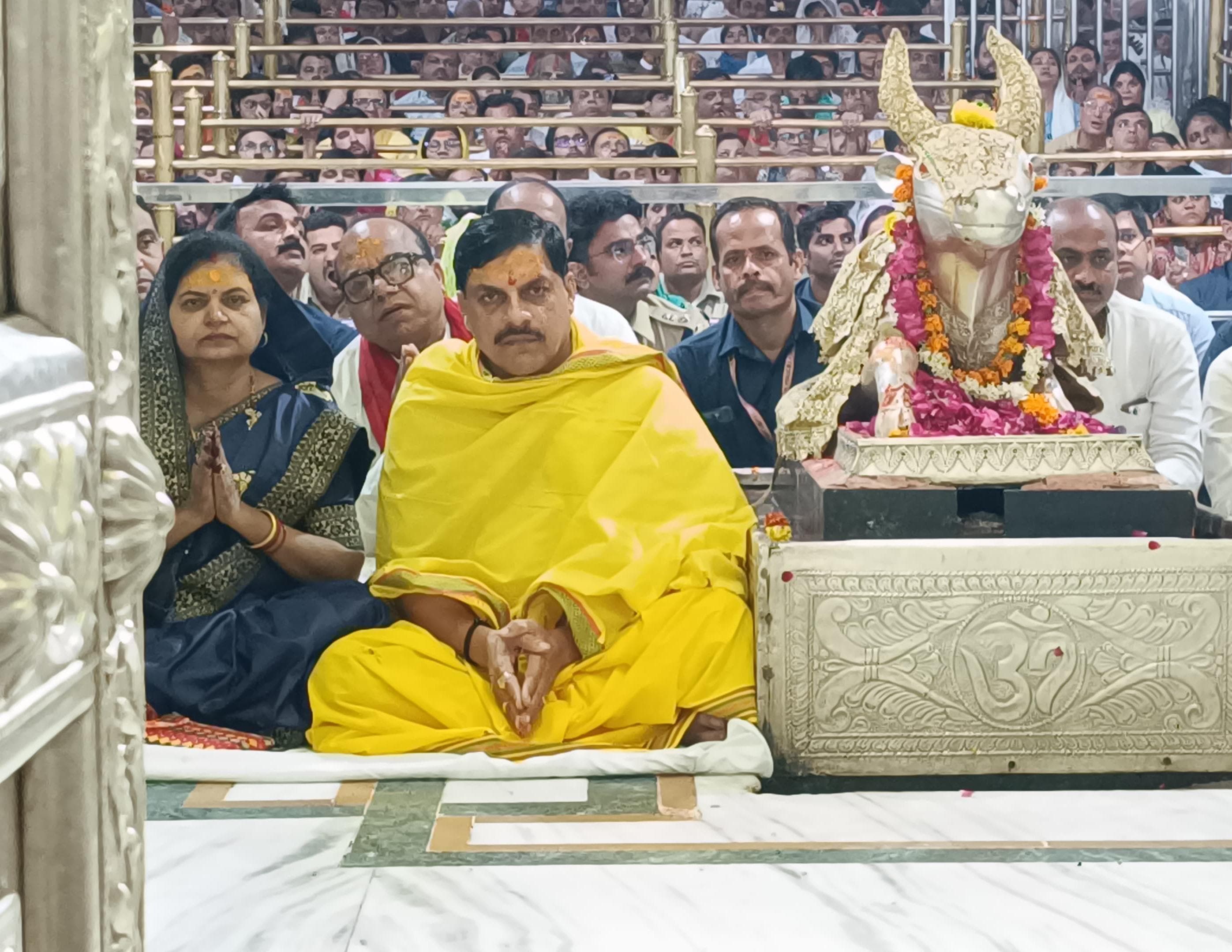 मुख्यमंत्री डॉ यादव सपत्नीक शामिल हुवे बाबा महाकाल की भस्मारती में मुख्यमंत्री डॉ यादव सपत्नीक शामिल हुवे बाबा महाकाल की भस्मारती में