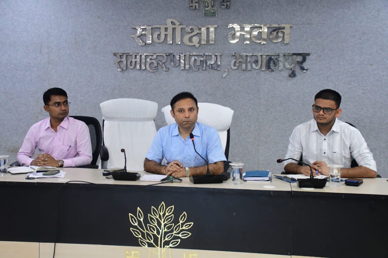 बैठक करते जिलाधिकारी बैठक करते जिलाधिकारी