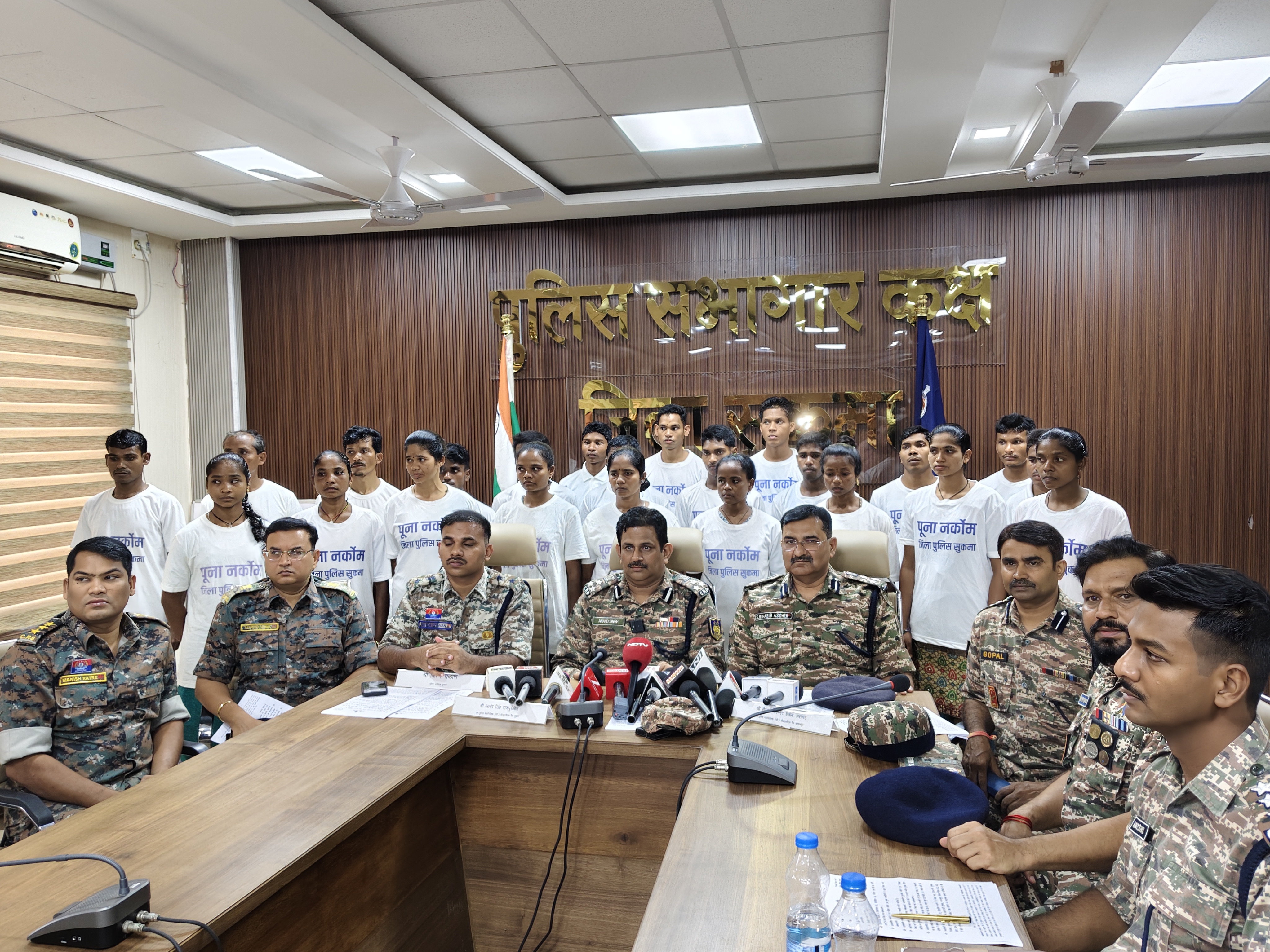 सुकमा: 01 करोड़ 18 लाख के 23 नक्सलियों ने किया आत्मसमर्पण सुकमा: 01 करोड़ 18 लाख के 23 नक्सलियों ने किया आत्मसमर्पण