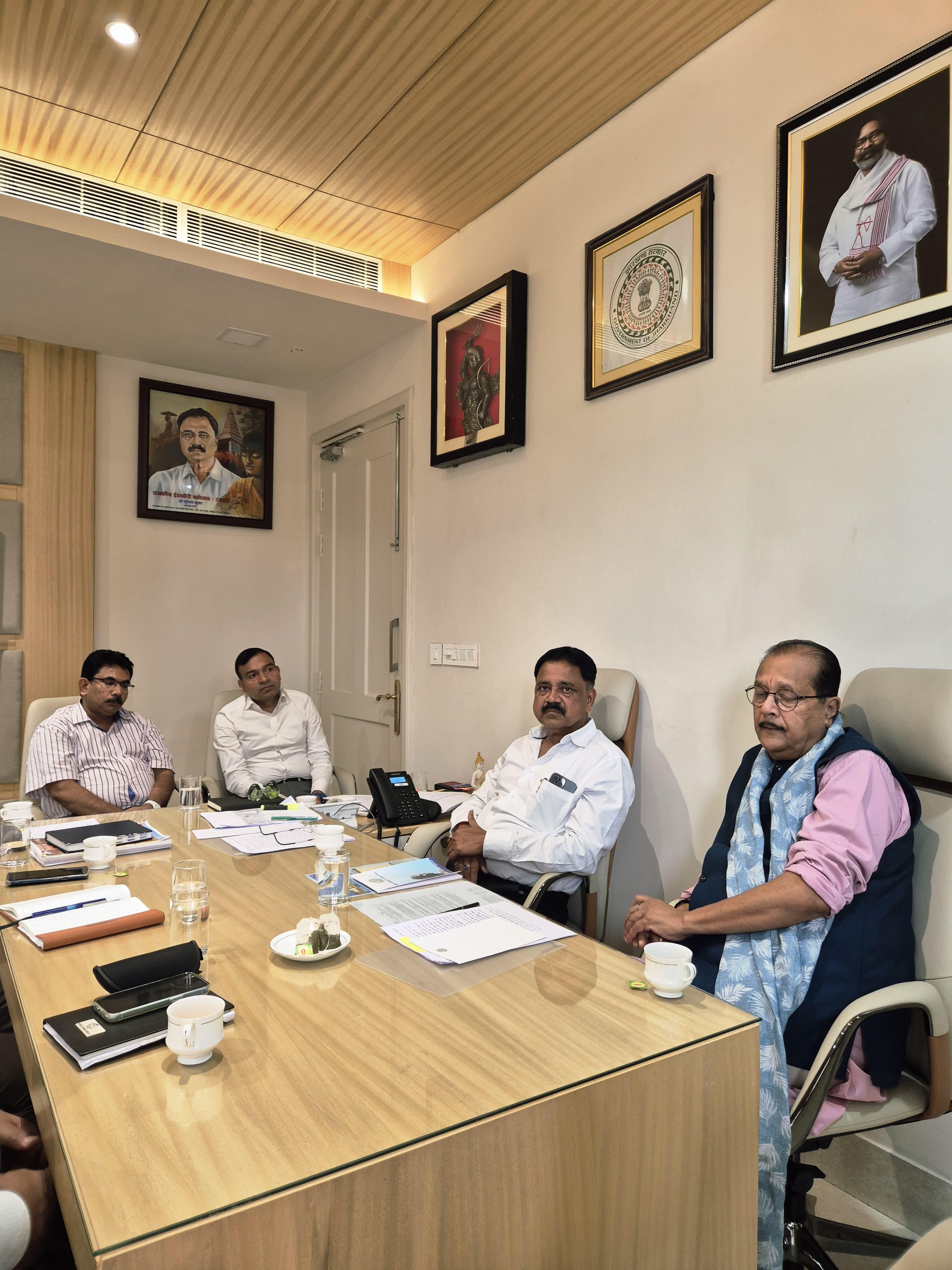 बेतला नशनल पार्क को लेकर बैठक करते दोनों मंत्री बेतला नशनल पार्क को लेकर बैठक करते दोनों मंत्री