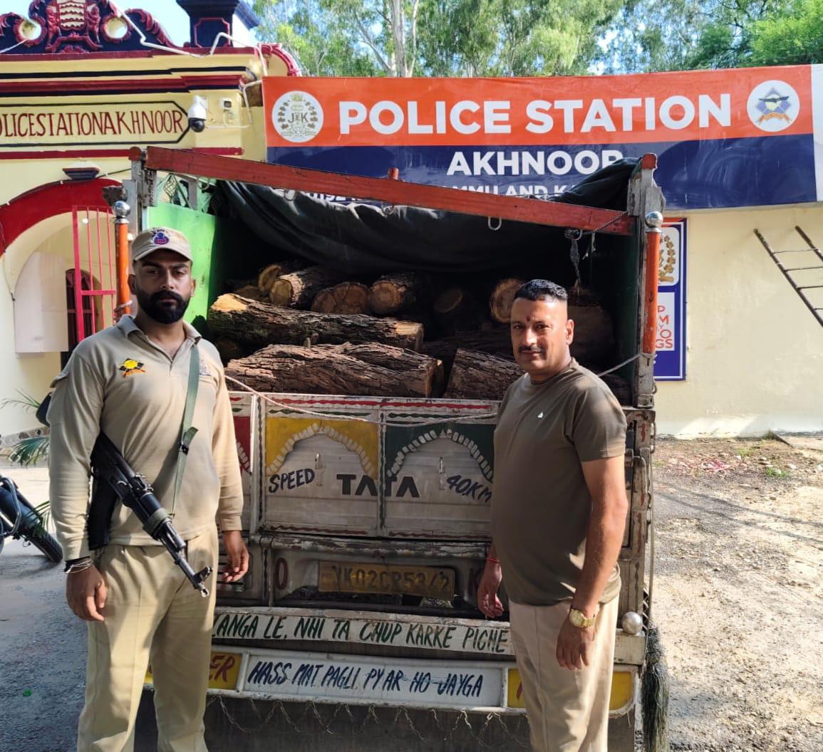 नाका जाँच के दौरान अखनूर पुलिस ने खैर की लकड़ी के अवैध परिवहन को नाकाम किया नाका जाँच के दौरान अखनूर पुलिस ने खैर की लकड़ी के अवैध परिवहन को नाकाम किया