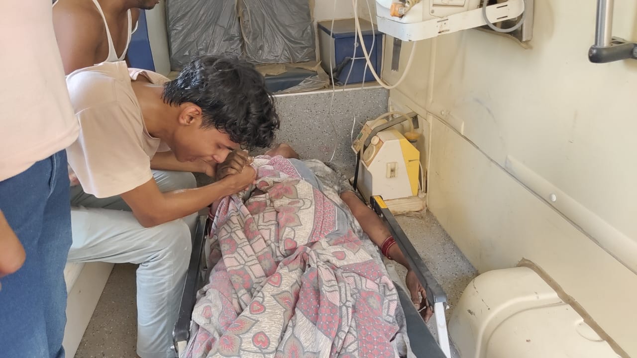 महिला के शव के पास विलाप करते परिजन महिला के शव के पास विलाप करते परिजन