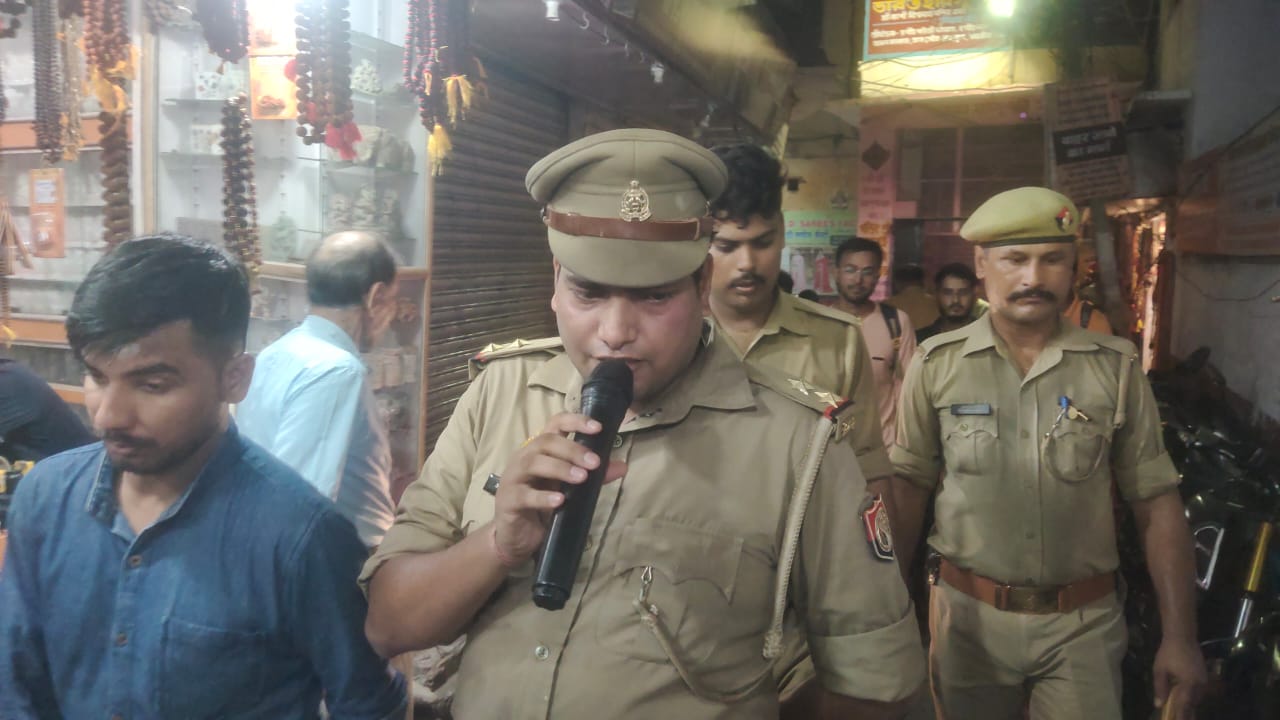 सड़को पर फोर्स