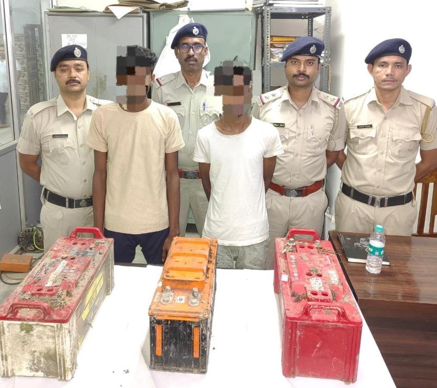 दो चोरों के साथ चोरी की गई हुई बैटरी पुलिस ने बरामद किया