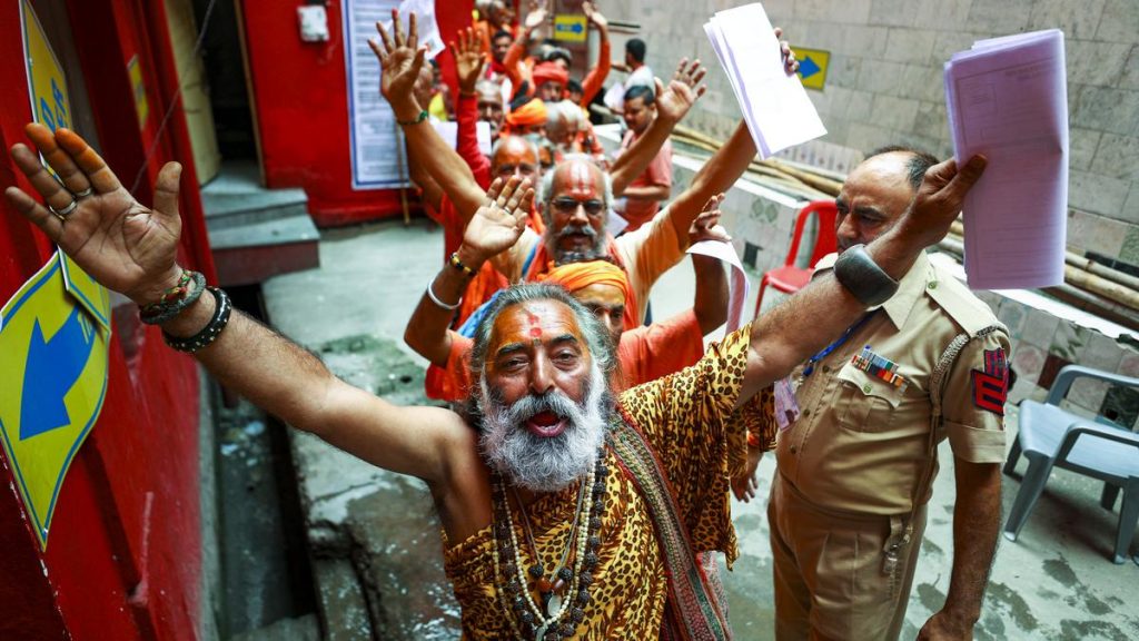 रनाथ यात्रा 7,000 से ज़्यादा तीर्थयात्रियों का 12वा जत्था जम्मू के भगवती नगर आधार शिविर से रवाना रनाथ यात्रा 7,000 से ज़्यादा तीर्थयात्रियों का 12वा जत्था जम्मू के भगवती नगर आधार शिविर से रवाना