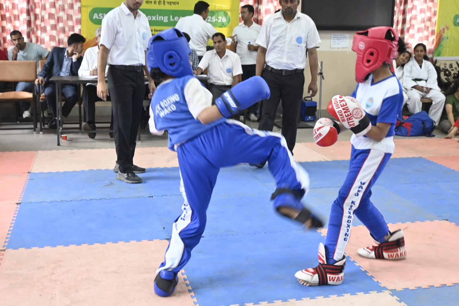 महिला किकबॉक्सिंग मैच के दौरान आपस में दावं खेलती खिलाड़ी। महिला किकबॉक्सिंग मैच के दौरान आपस में दावं खेलती खिलाड़ी।