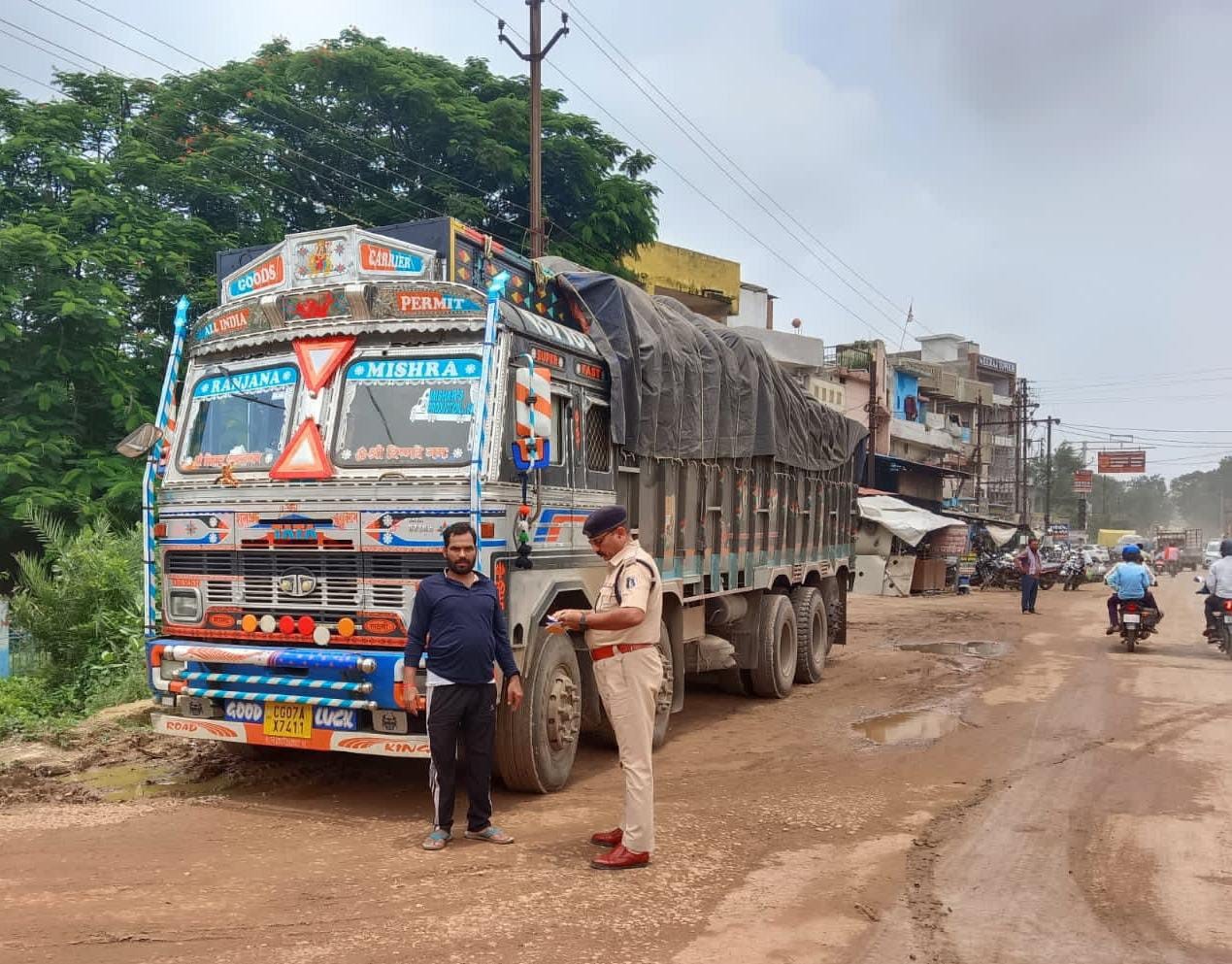 नो पार्किंग पर खड़ी वाहनों पर कार्रवाई करती पुलिस।