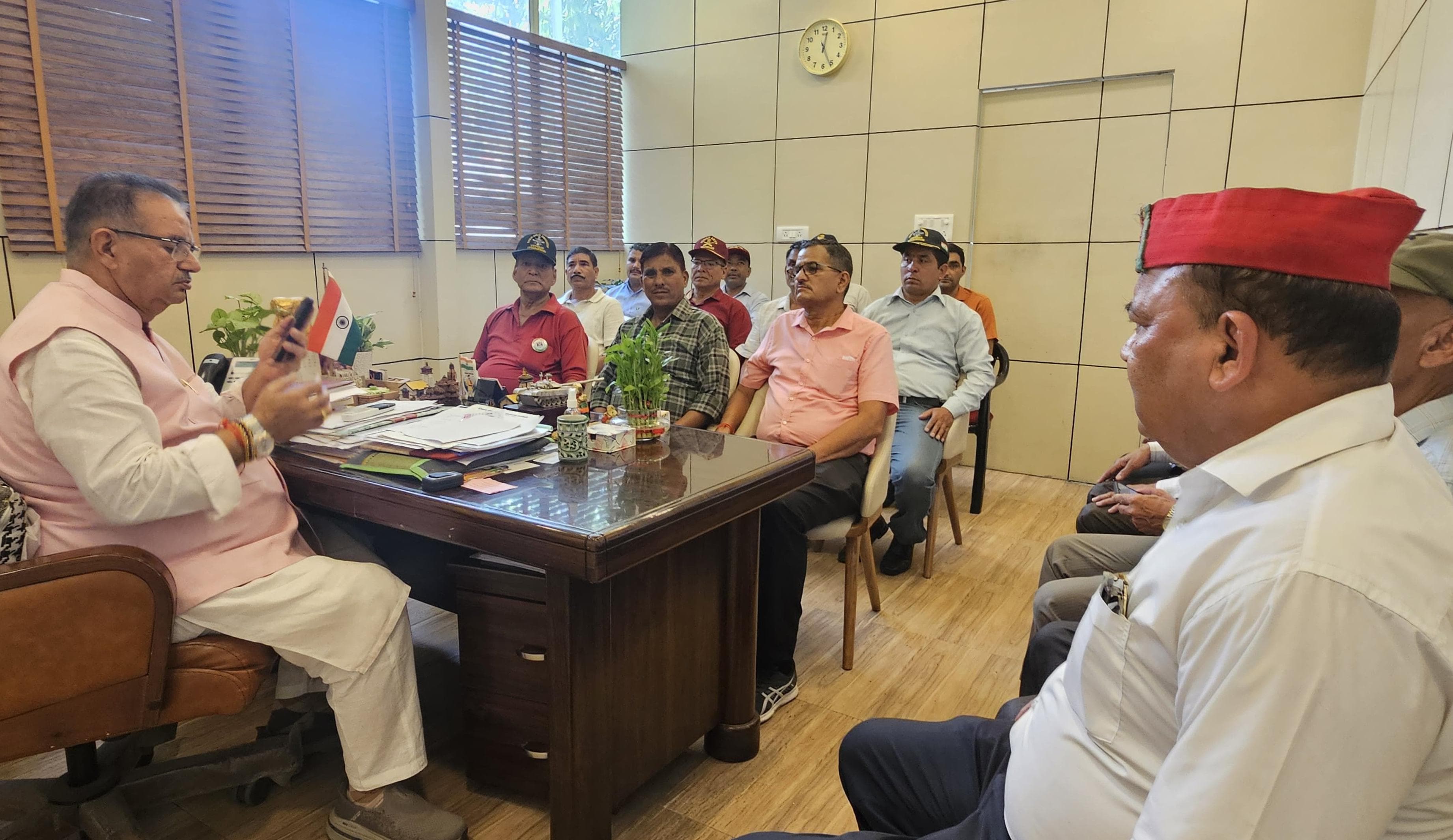 सैनिक कल्याण मंत्री गणेश जोशी बैठक करते। सैनिक कल्याण मंत्री गणेश जोशी बैठक करते।