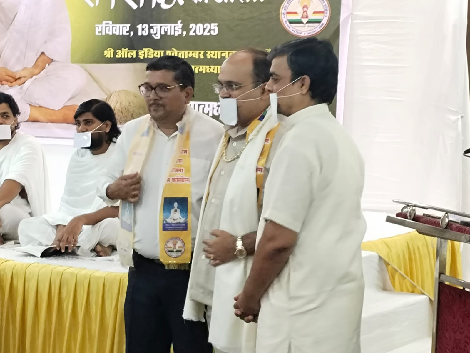 गुजरात के सूरत में रविवार को आयोजित आत्म ध्यान संकल्प महोत्सव में शामिल हुए गुजरात के सूरत में रविवार को आयोजित आत्म ध्यान संकल्प महोत्सव में शामिल हुए