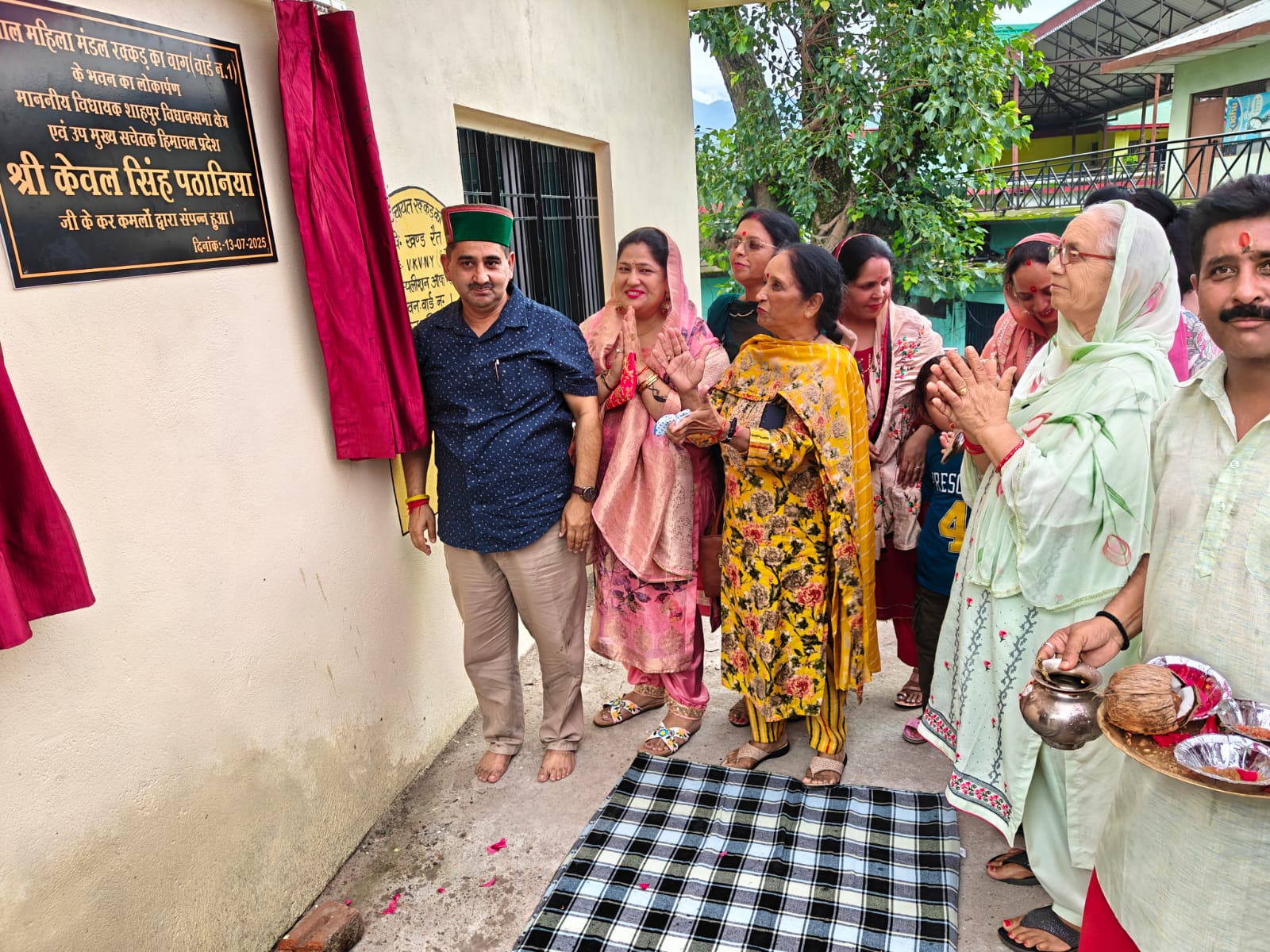 महिला मंडल भवन का लोकार्पण करते हुए उपमुख्य सचेतक।